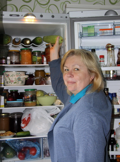 Хозяйка Елена со своим холодильником.